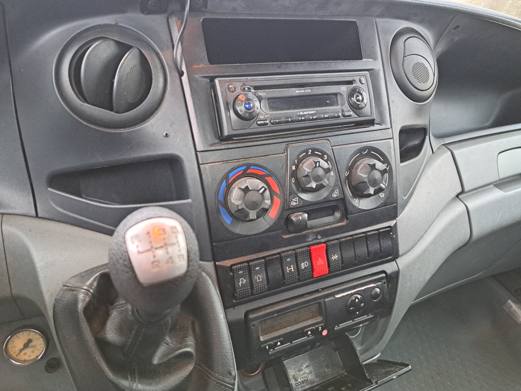 43208527-10.jpg