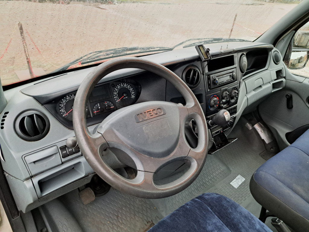 43208527-9.jpg