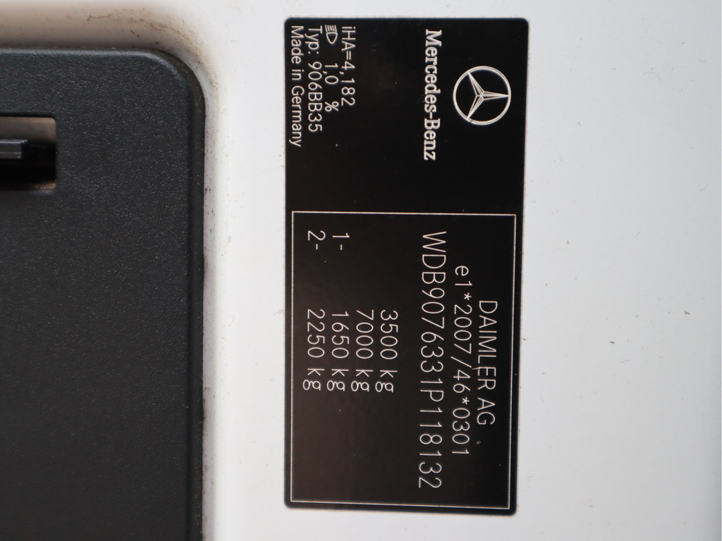 48607280-23.jpg